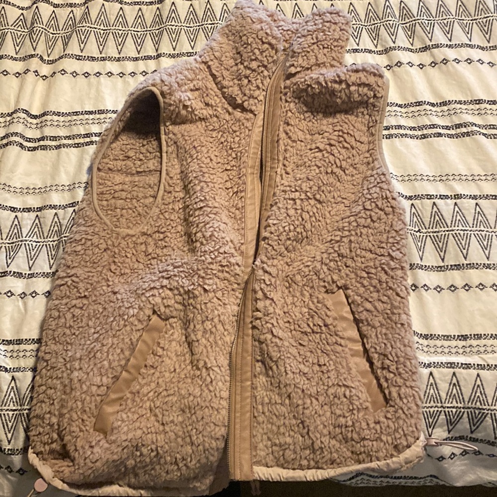 Brand new with tags! Abercrombie puffer best. Super soft.